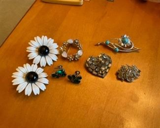 Lots of vintage jewelry