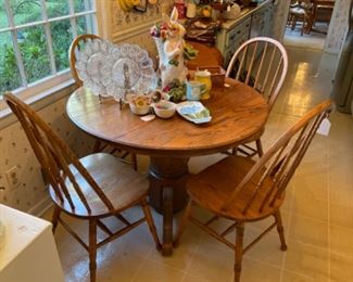 Wonderful oak kitchen table and for chairs
