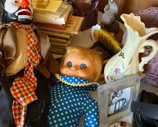 Lots of dolls, stuffed animal , & vases along with children’s books