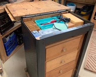 Rollable tool cabinet with lift up top