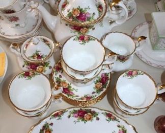 ‘OLD COUNTRY ROSES’ TEA SET -SERVICE FOR 6-EXCELLENT CONDITION 