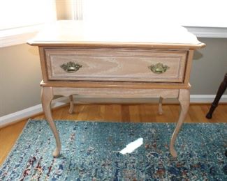 ACCENT TABLE