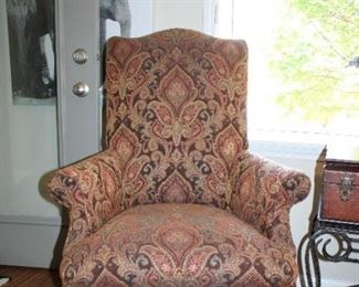 UPHOLSTERED ACCENT CHAIR