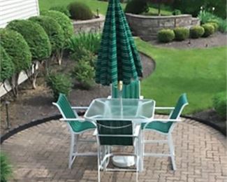 Lot 185
High Top Patio Table & 4 Chairs