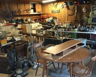 Fantastic MCM table with 2 leaves & two great matching chairs... 3 chair is included, bit is basically for parts. More pics and maker marks later in pics 