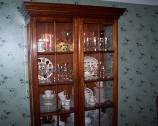 LIGHTED CHERRY CHINA CABINET/ DINNER CHINA & MISC.