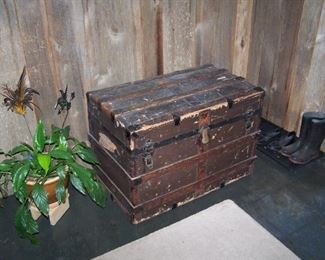 OLD FLAT-TOP TRUNK