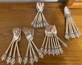 #2___$995
Lunt Eloquence  • 60 pieces  • tw.52.73oz