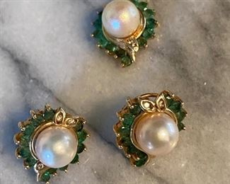 $295 - 14kt yellow gold emeralds and pearl earring set + pendant 