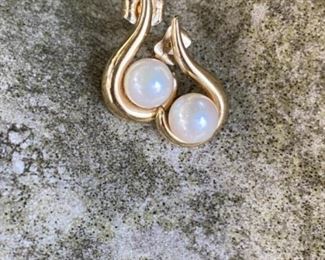 $90 - 14kt yellow gold pearl earrings 