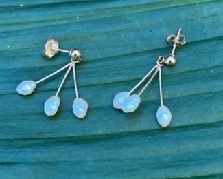 $50 - 14kt  gold 3 pearls dangly earrings 