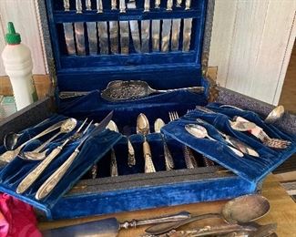 Flatware set