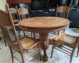 Pedestal Table with 4 Chairs