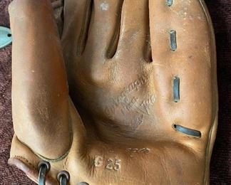 Old Willie Mays G 25 Baseball Mitt/Glove