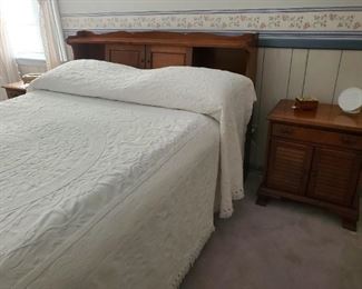 Vintage Queen Thomasville bedroom suit