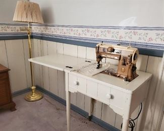 Vi Tage Singer sewing machine working  with attachments 