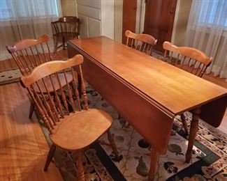 Gorgeous Maple drop side dinning table and 6 chairs
