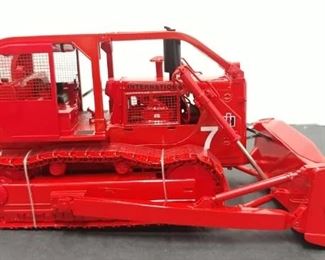 First Gear #49-0104 International TD-25 Crawler w/Sweep ROPS, Winch, Hitch and Forest Fire Ready * 1:25
