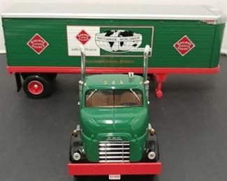Ertl # F916 GMC Series 950 Cab w/30' Trailer * 1:25