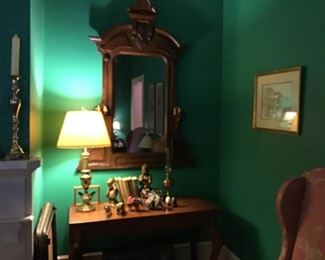 Beautiful mirror over nice sized table.
