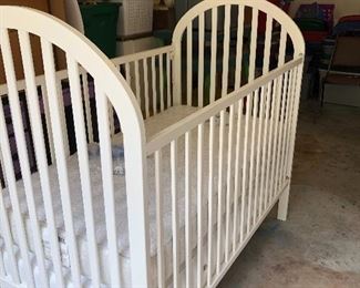 Different view of baby bed 