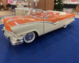 1/18 Scale 1956 Ford Sunliner by Ertl