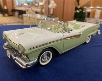 1/18 scale 1957 Ford Skyliner by Sunstar 