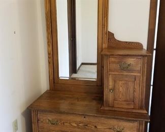 Oak dresser with mirror in very good condition