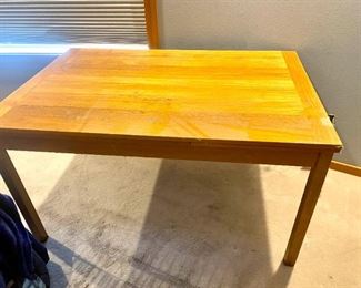 069gr Expandable Dinning Table