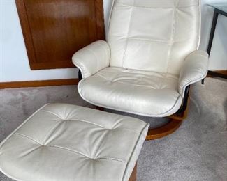 083d Chairworks Leather Lounger Ottomon
