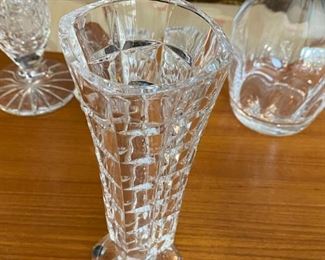 $ 14.00 - Thick crystal flower vase with square pattern - 7"