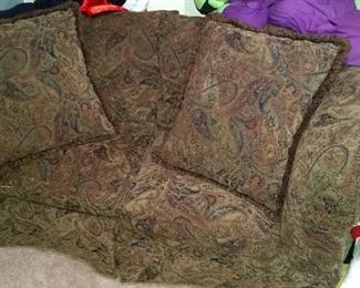 Very nice comfy love seat