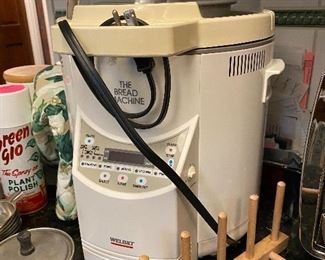 BREAD MACHINE. full kitchen.