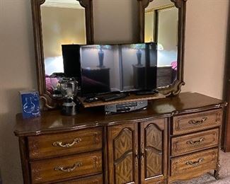 Basset Furniture maker. Dresser with 2 Mirrors. $200