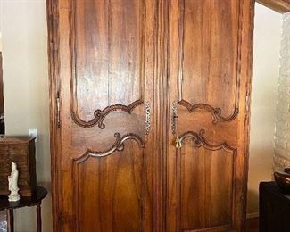 ANTIQUE Armoire. $400.