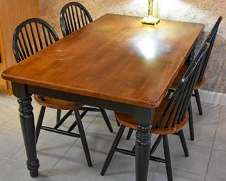 breakfast room table with 4/four chairs