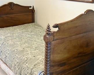 twin-size bobbin/spool bed