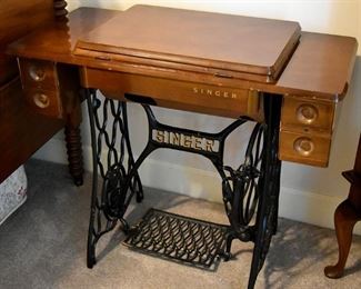 Singer sewing machine (machine inside!)