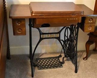 Singer sewing machine (machine inside!)