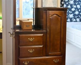 dresser with mirror