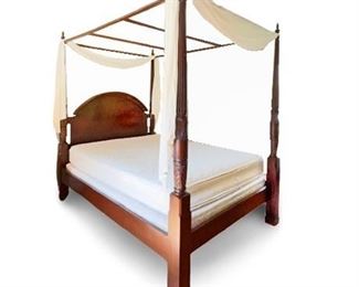 Lot 063
Queen-Size Four-Poster Canopy Bed