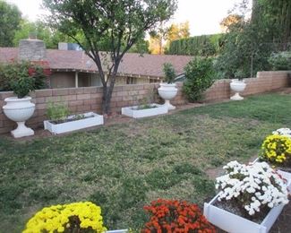 3 LG PLANTERS MADE OF A RESIN MATERIAL