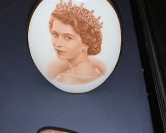 Queen Elizabeth - Tuscan piece, vintage
