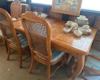 great dining table has 2 leafs & 4 chairs