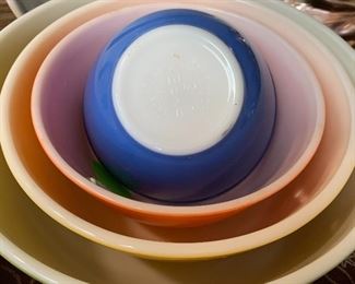 Vintage Pyrex Bowl Set