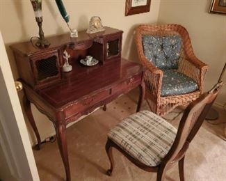 vintage Rattan furniture - 2-chairs and love seat