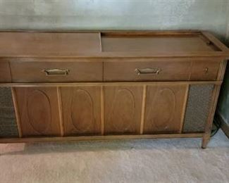 Magnavox Stereo 1972, measures 59 x 19 x 28