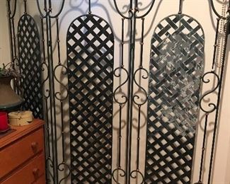 Nice metal screen. Could be repainted if you like