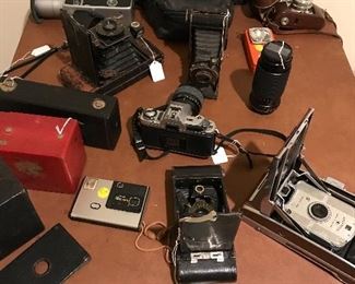 Camera, folding Brownie,Welts Prontor lol folding, Eastman Kodak folding, Minolta, Voighander,Polaroid land camera and camera fir parts.