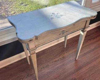 Small French antique table with expandable top 